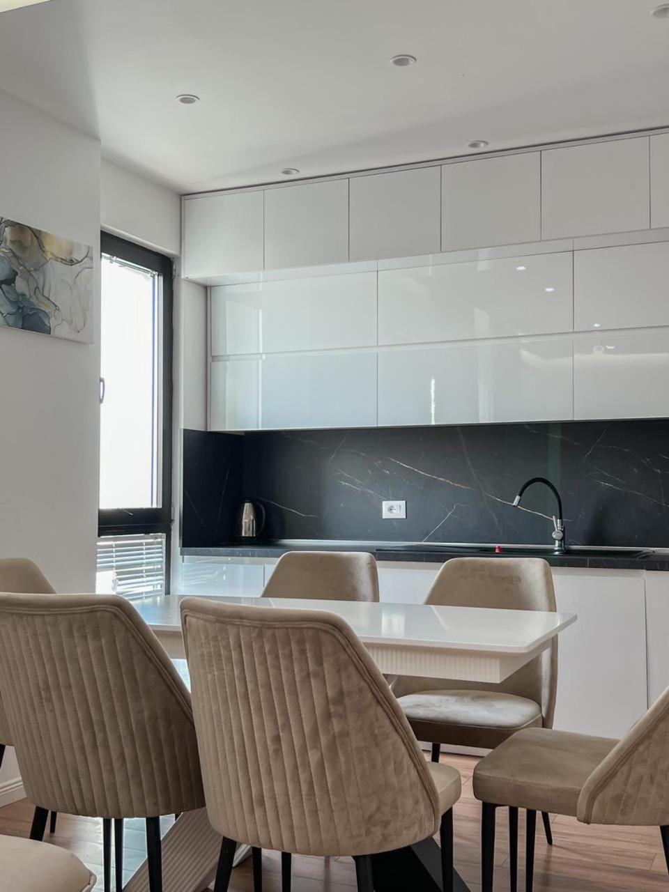 Lux Apartment At Arlis 티라나 외부 사진