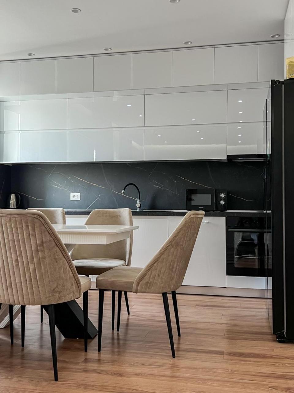 Lux Apartment At Arlis 티라나 외부 사진